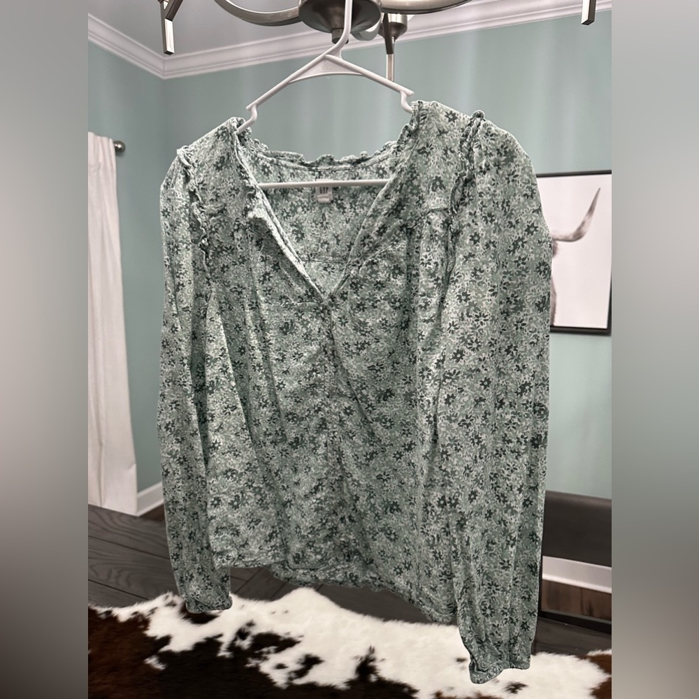 GAP V neck blouse floral!! Different shades of green